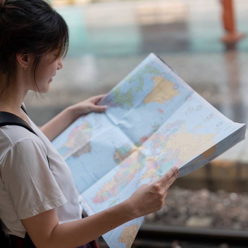 Dame avec une carte du mode