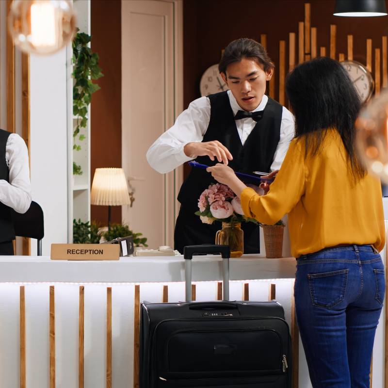 touriste a la réception d'un hôtel