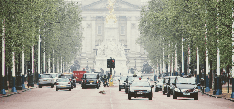 Pourquoi les anglais roulent à gauche ?