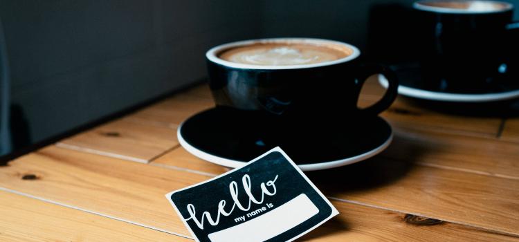 nametag - coffee - prenom anglais - credit : wordsmithmedia (unsplash)