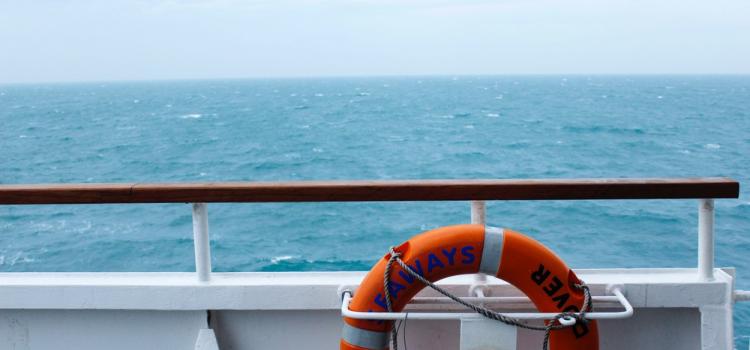 photo depuis un ferry, avec bouée - Credit: Julia Riede - Unsplash