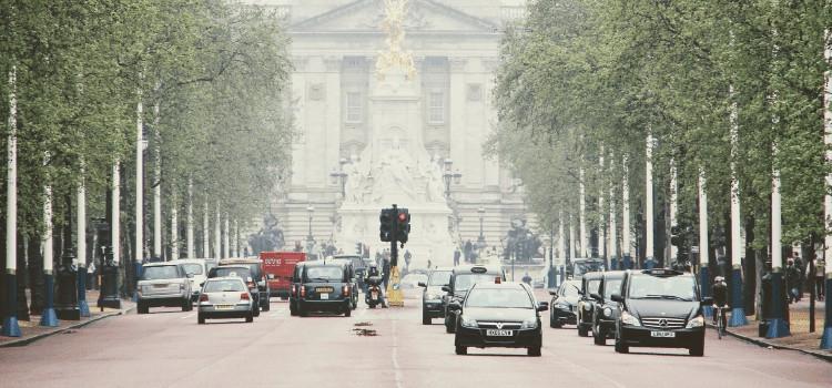 Pourquoi les anglais roulent à gauche ?