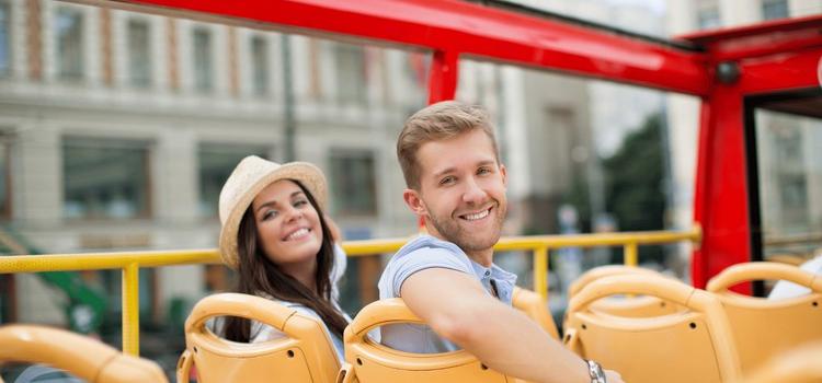 deux personnes dans un bus anglais