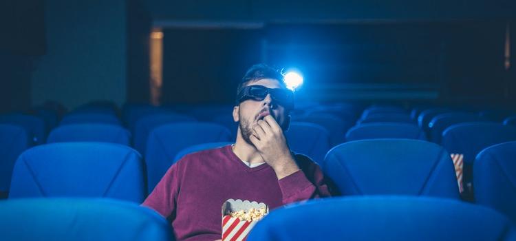 salle cinéma homme mangeant du pop corn