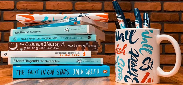 pile de livres et mug wall street english